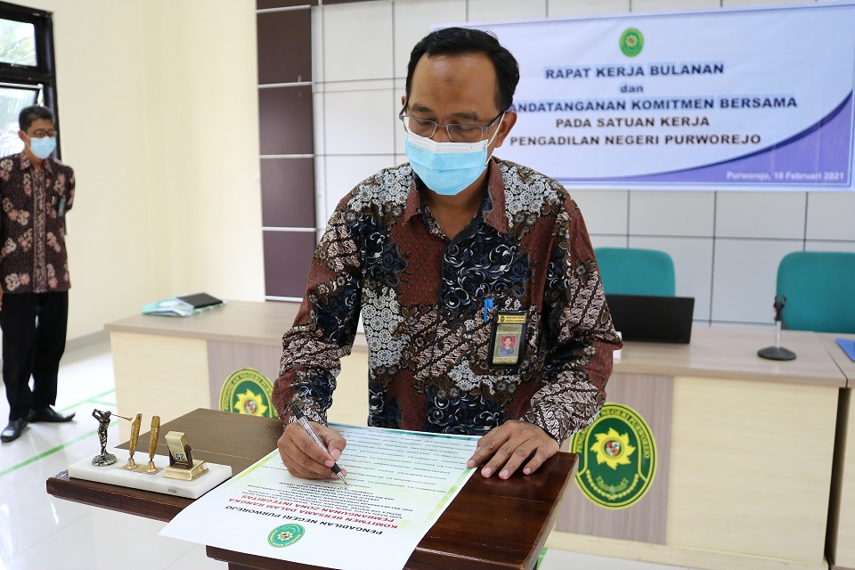Penandatanganan Komitmen Bersama Pembangunan zona integritas (ZI) Wilayah Bebas dari Korupsi (WBK) Menuju Wilayah Birokrasi Bersih Melayani (WBBM) 